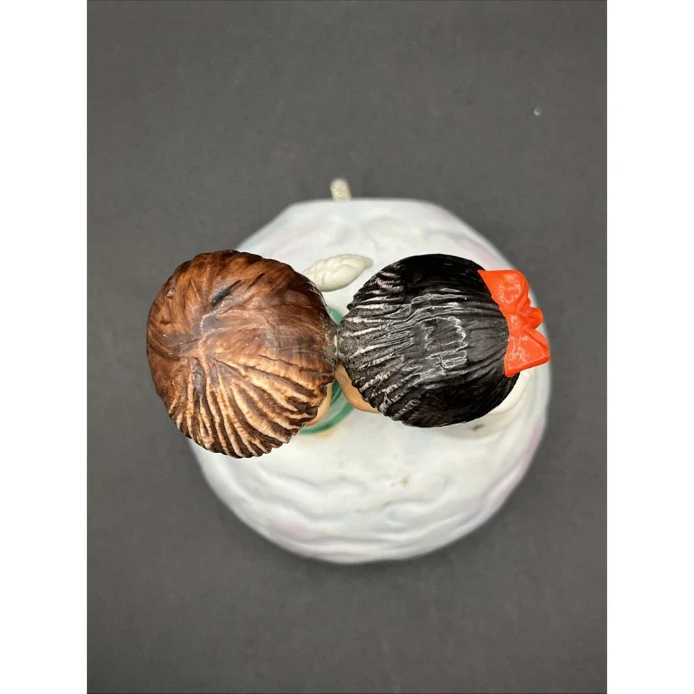 Vintage 1975 Gorman Moppets Kissing‎ Angels Music Box White Christmas Ceramic